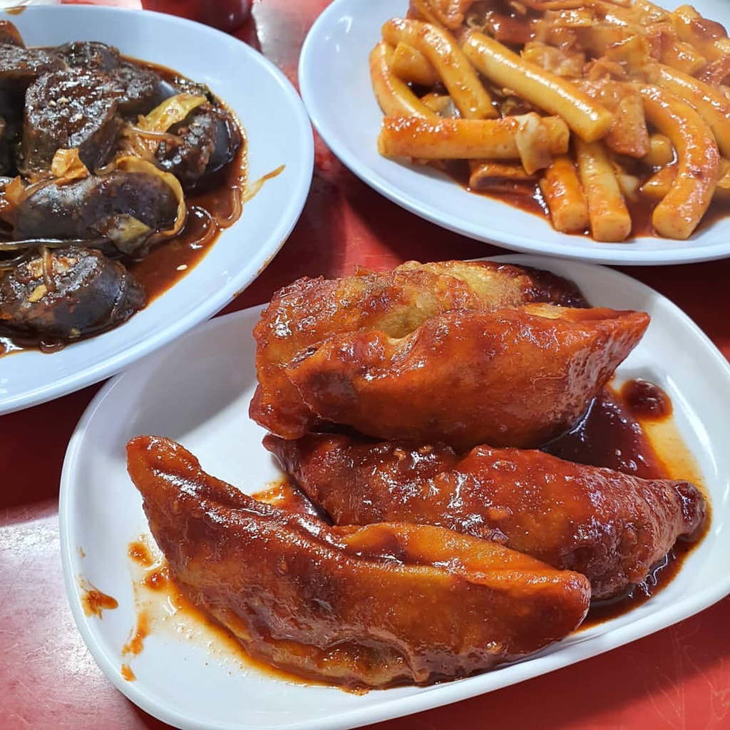 떡꼬치+양념치킨 소스 맛이 난다는 반포 애플하우스 무침군만두.jpg | 인스티즈