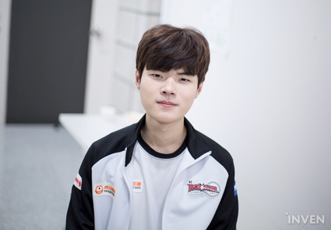 [LOL] 선수들 나이 차이 실감.jpg | 인스티즈