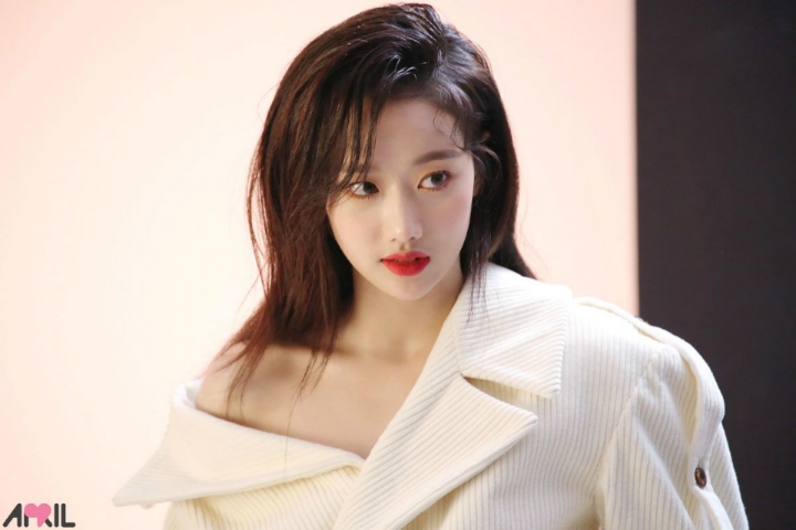 캠퍼스에 흔히 있을 것 같이 생긴 에이프릴 나은 | 인스티즈