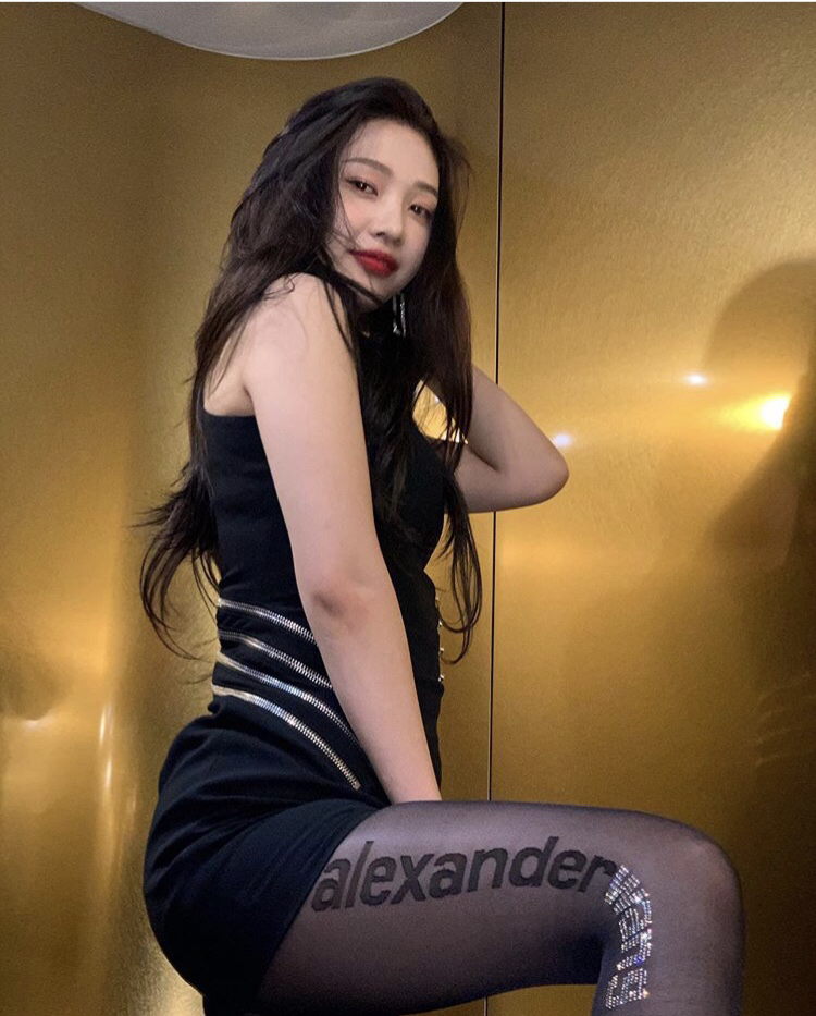 오늘자 대놓고 다리 보여주는....검스 섹다마ㄷㄷㄷㄷ.insta | 인스티즈
