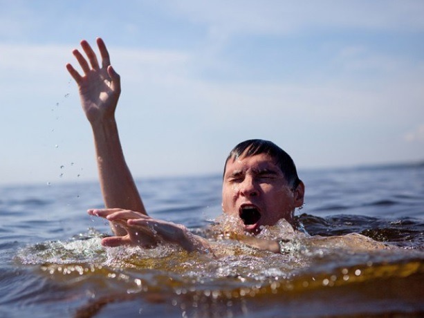 당신의 절친과 당신의 애인이 물에 빠져있습니다 | 인스티즈