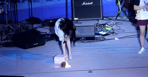 대참사에 눈치 보는 아이유 | 인스티즈