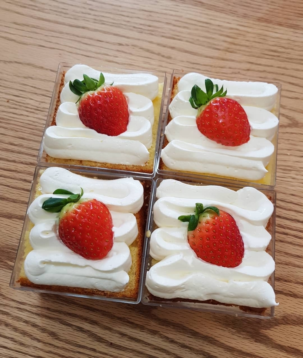 요즘 인스타에서 유행하는 떠먹는 딸기생크림케이크.......jpg | 인스티즈