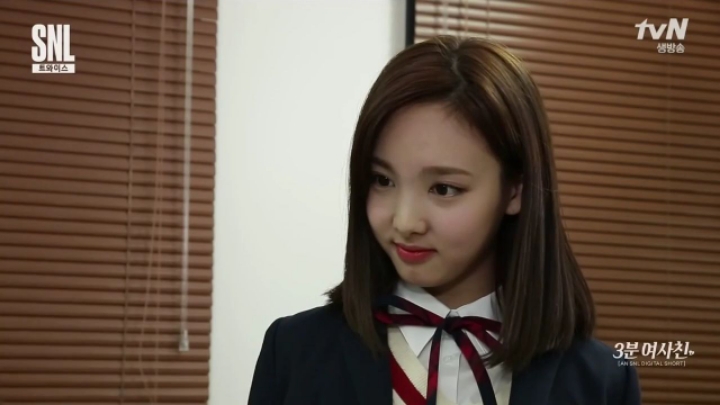 다 빌려가는 옆반 친구 나연이.jpgif | 인스티즈