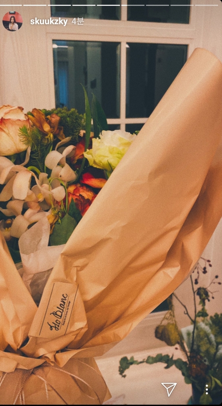 백두산 시사회에서 수지가 받은 꽃다발들 | 인스티즈