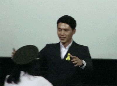 배우 현빈이 팬을 안아주는 방법.gif | 인스티즈