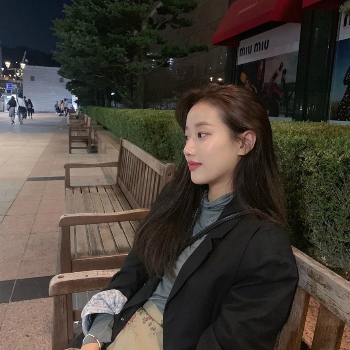 캠퍼스에 흔히 있을 것 같이 생긴 에이프릴 나은 | 인스티즈