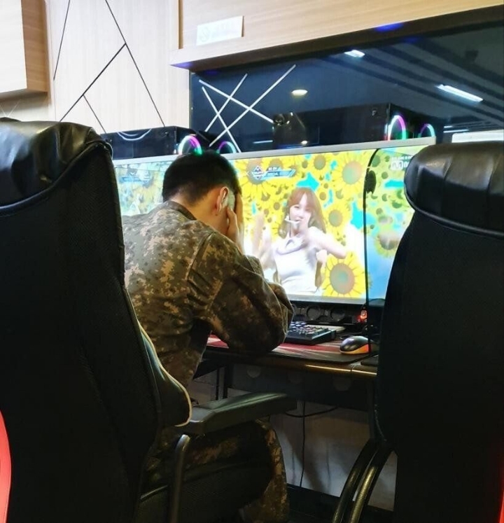 외출 나온 아이즈원 군인팬 | 인스티즈