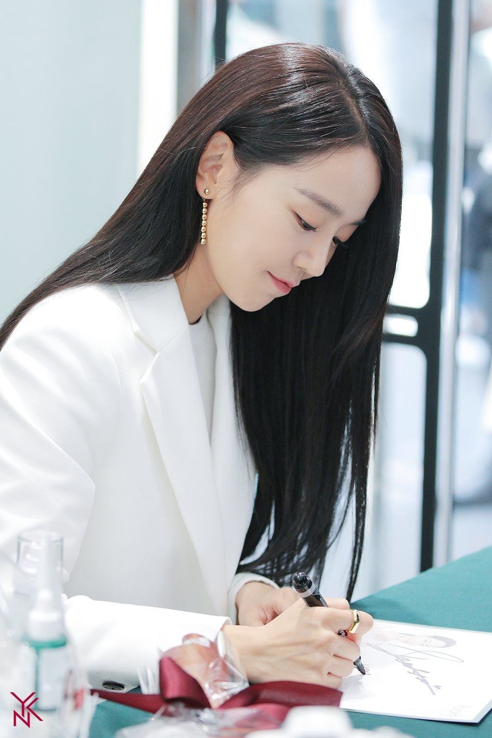 아이돌 찍덕이 입사해서 사진 찍는것 같은 신혜선 소속사 공식 사진들.jpg | 인스티즈