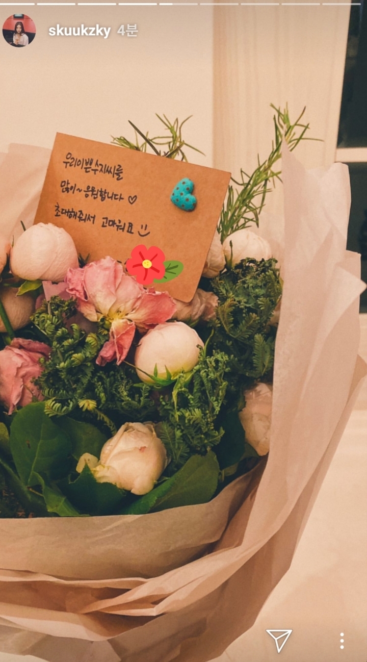 백두산 시사회에서 수지가 받은 꽃다발들 | 인스티즈