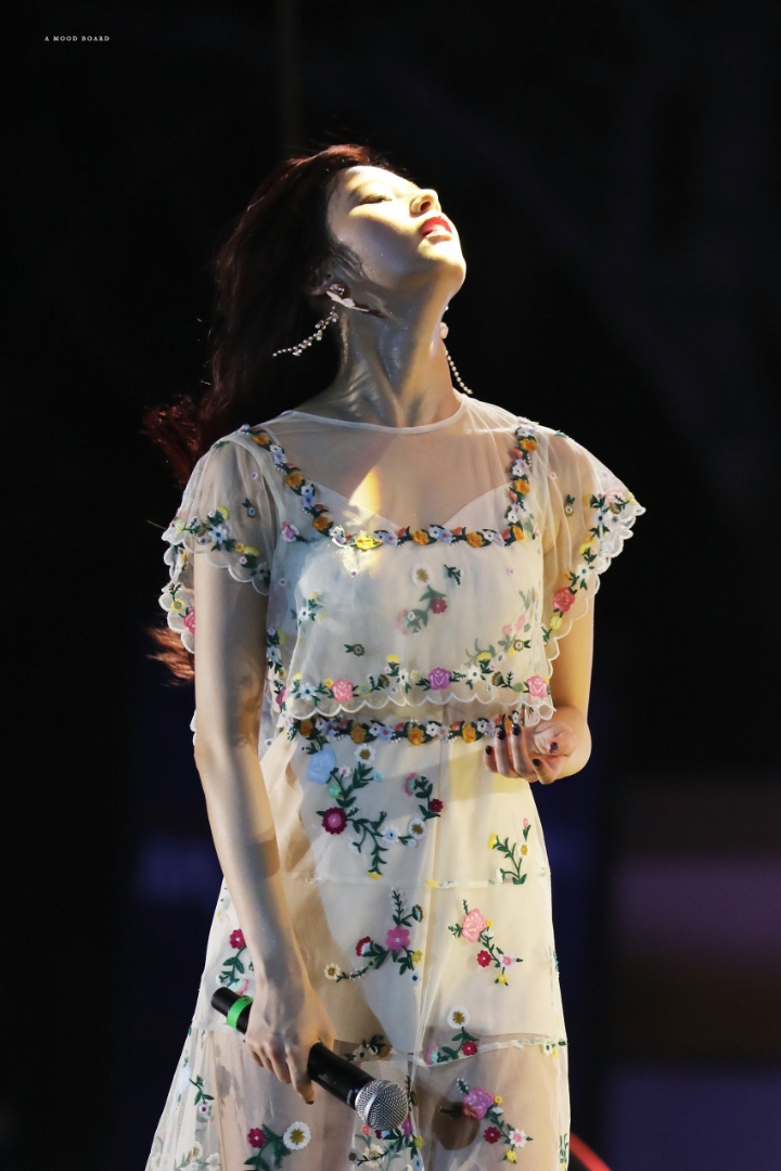 괌에서 땀 많이 흘리며 공연하는 사나 | 인스티즈