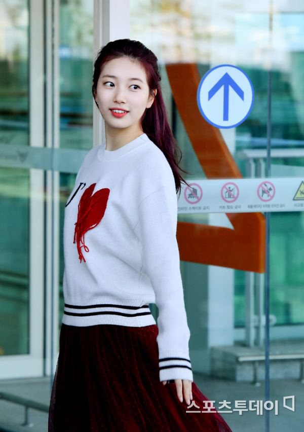 수지가 공항에서 갑자기 머리를 묶은 이유 | 인스티즈