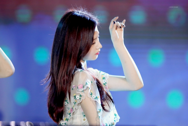 괌에서 땀 많이 흘리며 공연하는 사나 | 인스티즈