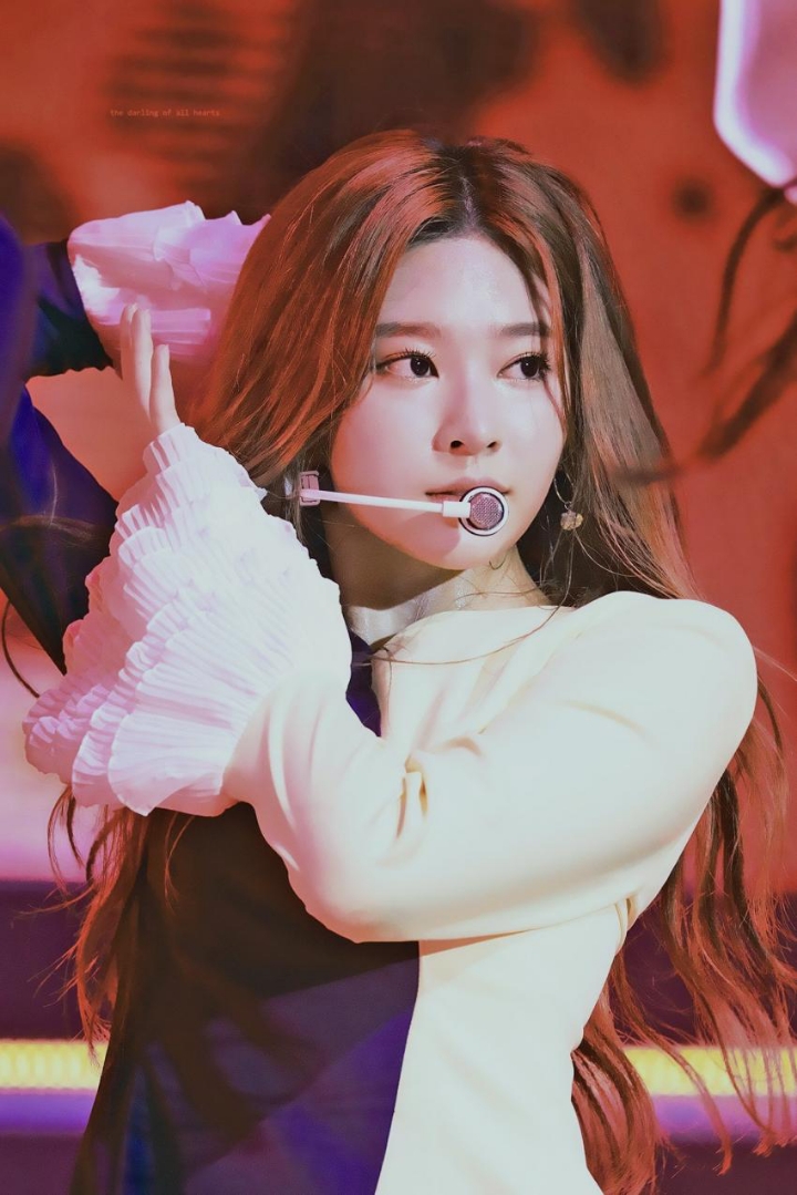 무대에서 땀흘리는 아이즈원 | 인스티즈