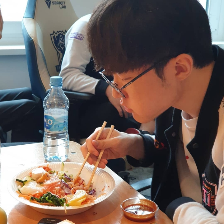 팬들에게 한식 도시락 선물받은 SKT | 인스티즈