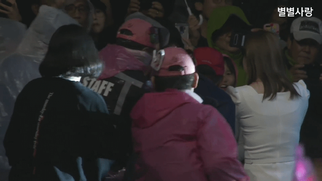 어제자 송가인 행사에서 무대하다 의자가 날아와 팬들 분노..jpg | 인스티즈