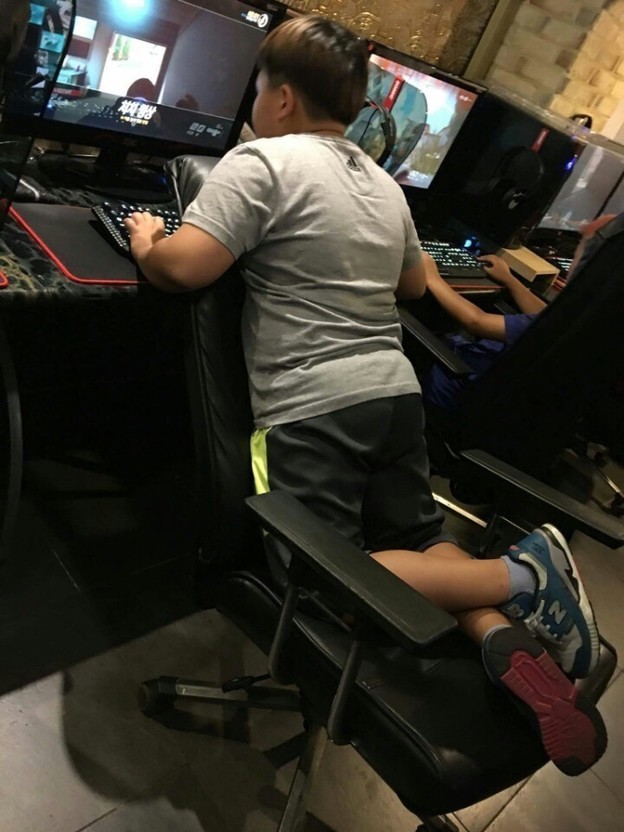 피시방에서 초딩 5명이 와서 자리 바꿔달라하면 바꿔준다 vs 안 바꿔준다 | 인스티즈