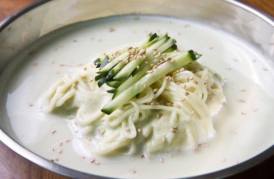 의외로 갈리는 콩국수 먹는법 ㄷㄷㄷ | 인스티즈