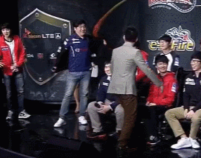 이지훈 감독 페이커 옷 벗기던 시절.GIF | 인스티즈