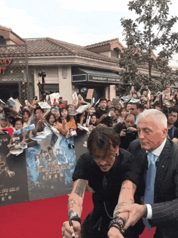 팬들 싸인 해주려는 조니뎁 | 인스티즈