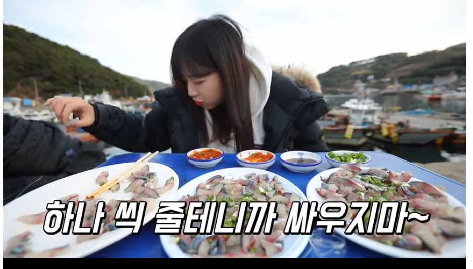 쯔양 회 먹방 중 잠깐 나가자 한 점 훔쳐 먹는 고양이 | 인스티즈