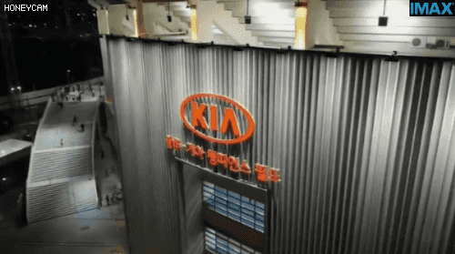 카메라 하나는 기똥차게 잘 쓰는 KBO 중계 수준.GIF | 인스티즈