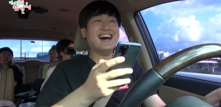 얼굴 표정 극명하게 차이 나는 오마이걸 매니저ㅋㅋㅋ.jpg | 인스티즈