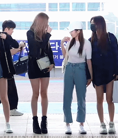 통굽신고 출국하는 아이즈원 김민주 | 인스티즈