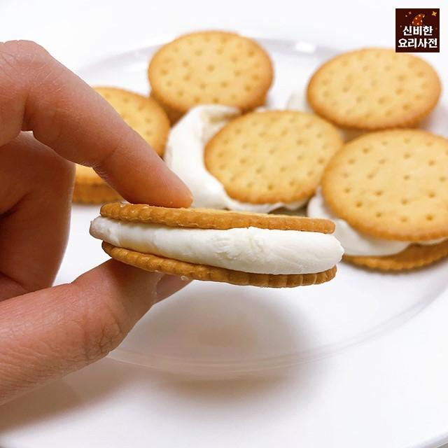 야채크래커 사이에 말랑카우를 끼워서 전자렌지에 돌리면..jpg | 인스티즈