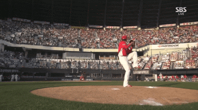 카메라 하나는 기똥차게 잘 쓰는 KBO 중계 수준.GIF | 인스티즈