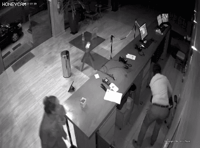 온도체크 거부하고 호텔 프론트직원 폭행.gif | 인스티즈