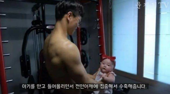 운동하는 아빠에게 딸을 맡기면 | 인스티즈