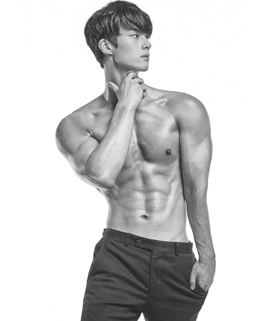 헬스장에서 운동 하는 짱잘 유튜버 노잼봇.gif | 인스티즈