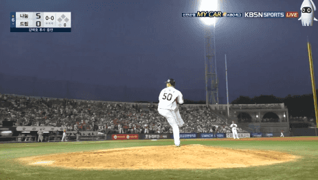 카메라 하나는 기똥차게 잘 쓰는 KBO 중계 수준.GIF | 인스티즈