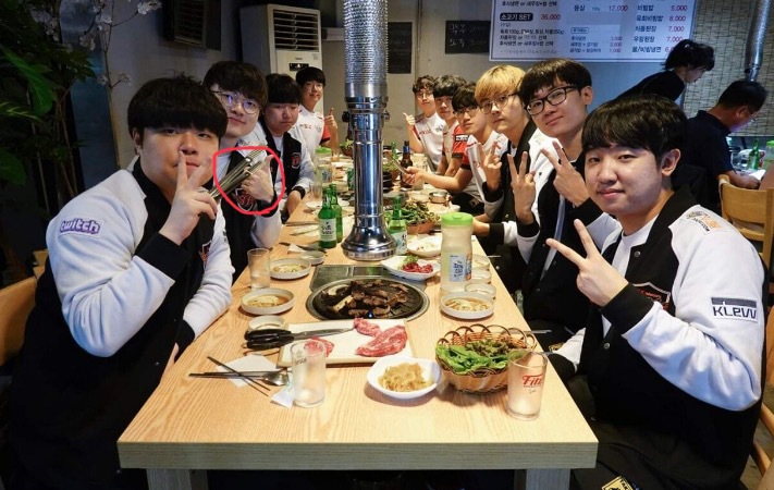 [LOL] skt회식때마다 고기굽는 페이커 | 인스티즈