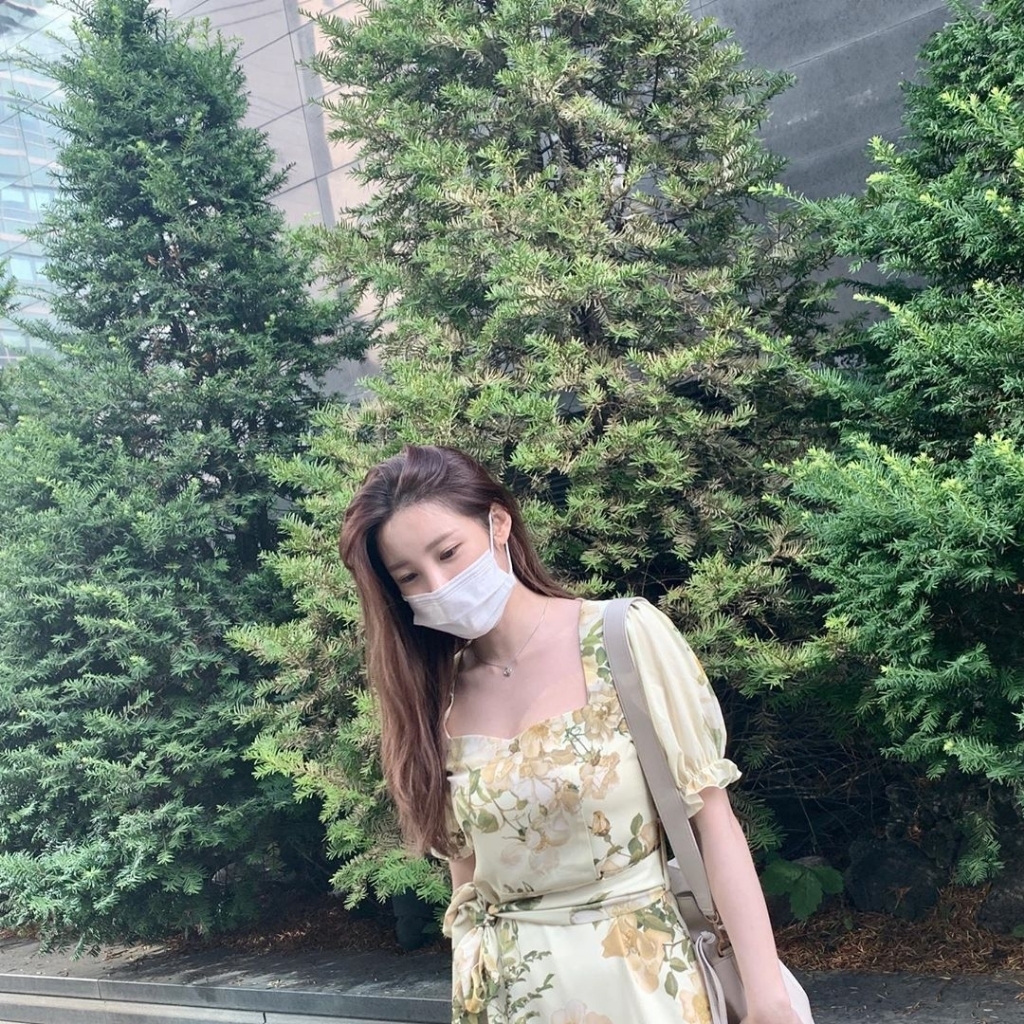 앞머리를 귀뒤로 살짝 넘긴 전효성 최근.JPG | 인스티즈