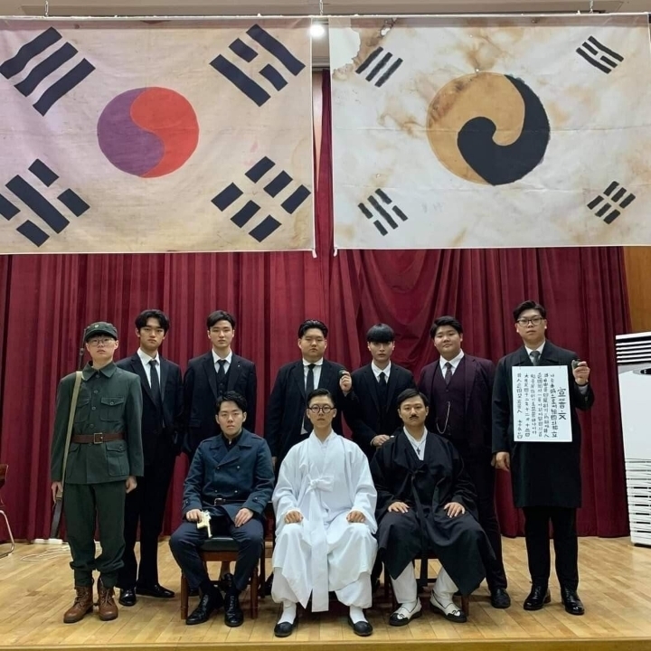 의정부고 졸업사진 임시정부 컷 넘 멋있어서 만져봄 | 인스티즈