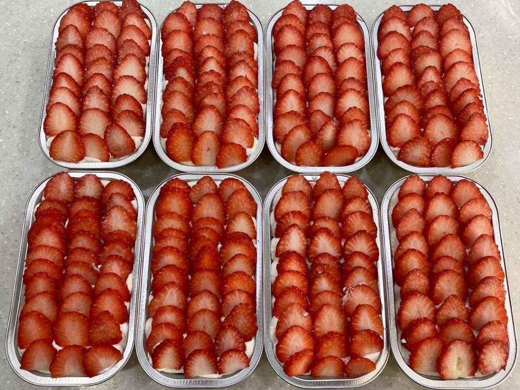 요즘 인스타에서 유행하는 떠먹는 딸기생크림케이크.......jpg | 인스티즈