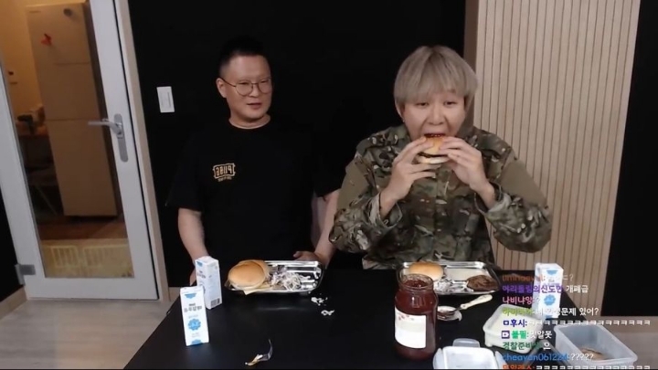 군대리아 미필과 군필의 먹는법 비교 | 인스티즈