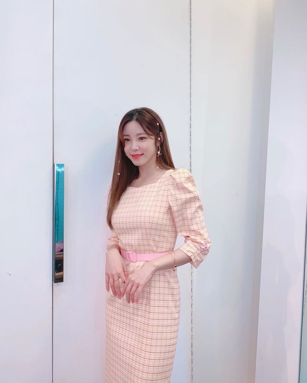 앞머리를 귀뒤로 살짝 넘긴 전효성 최근.JPG | 인스티즈