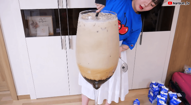 유튜버의 거대 버블티 대참사.gif | 인스티즈