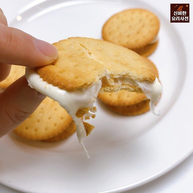야채크래커 사이에 말랑카우를 끼워서 전자렌지에 돌리면..jpg | 인스티즈