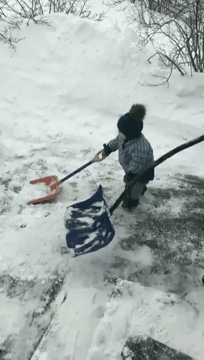 눈치우는 아빠 돕다가 체력이 다 소진된 아기 | 인스티즈
