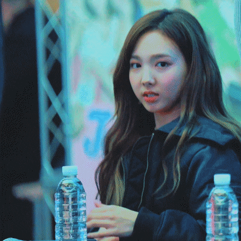 패딩 벗는 여자.gif | 인스티즈