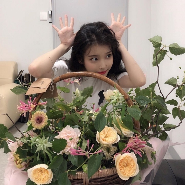 아이유가 꽃 표현할때 시그니처 포즈 | 인스티즈