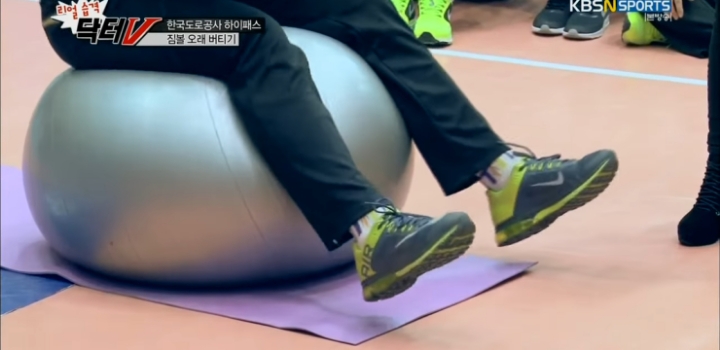 다리 긴 사람의 비애.gif | 인스티즈