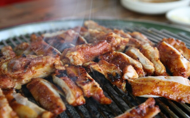 원래 숯불에 구워 먹는거라는 춘천 닭갈비.jpg | 인스티즈