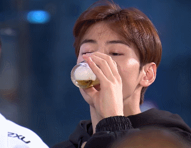 운동하고 회식가서 맥주 마시는 차은우.gif | 인스티즈