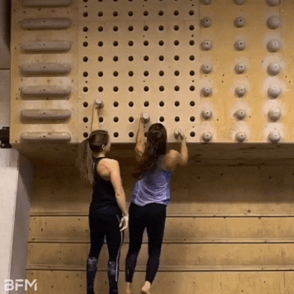 2인 1조로 등 운동하는 누나들.gif | 인스티즈