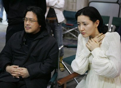 자신의 연기 모니터링하는 배우들 실제 모습JPGIF | 인스티즈